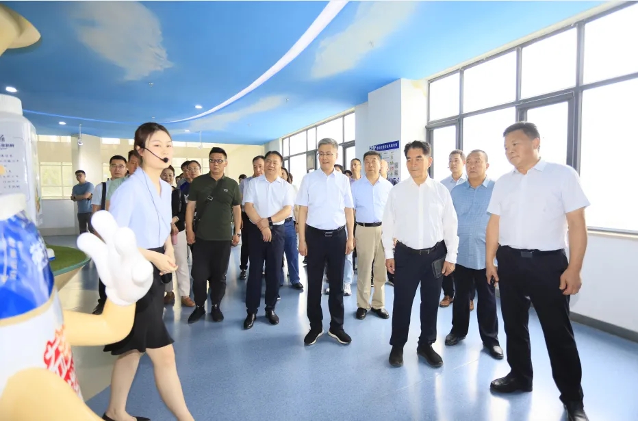 B体育在线平台（中国）官网丨中国人民大学河南校友会莅临B体育在线平台（中国）官网参观座谈