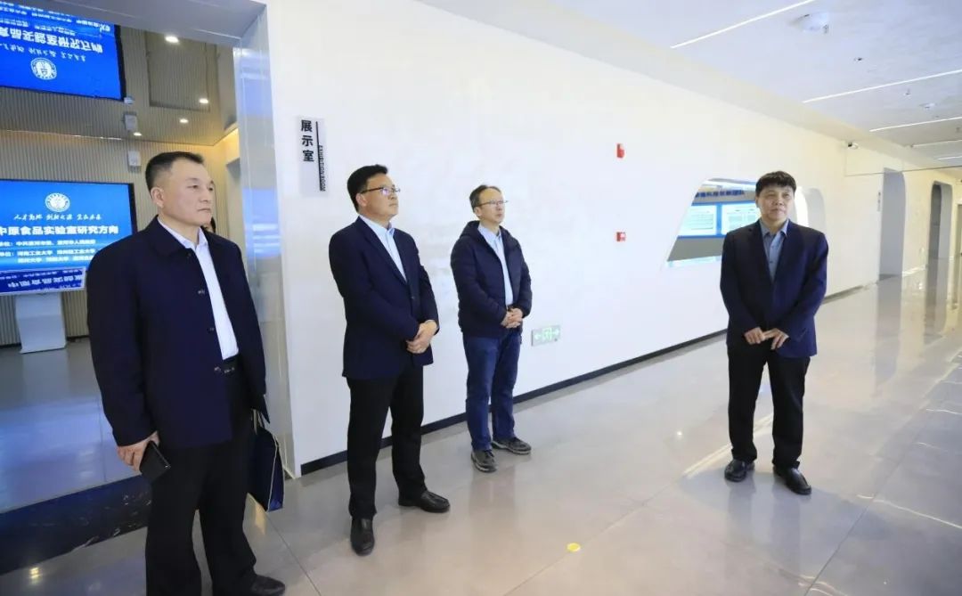 B体育在线平台（中国）官网乳业集团党委书记、董事长唐洪峰一行赴中原食品实验室同中国工程院院士、中原食品实验室主任任发政座谈交流