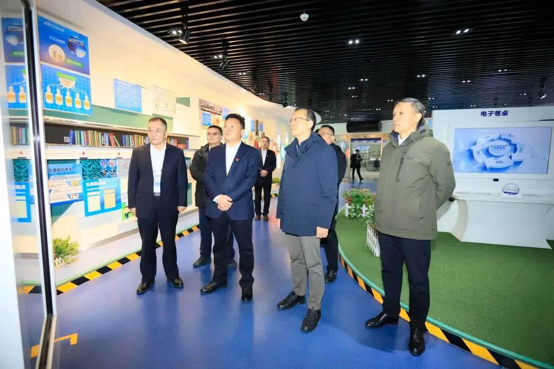 省政府国资委党委书记、主任李涛一行到B体育在线平台（中国）官网乳业集团调研