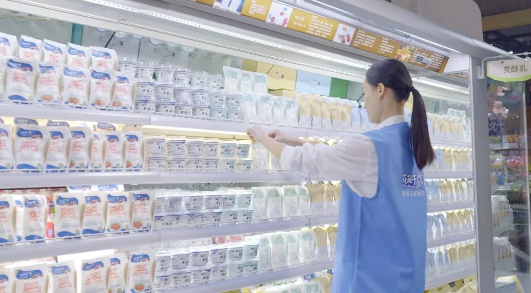 点赞！河南日报要闻02版——报道B体育在线平台（中国）官网乳业集团郑州分公司乳制品生产场景，彰显B体育在线平台（中国）官网乳业集团发展新活力