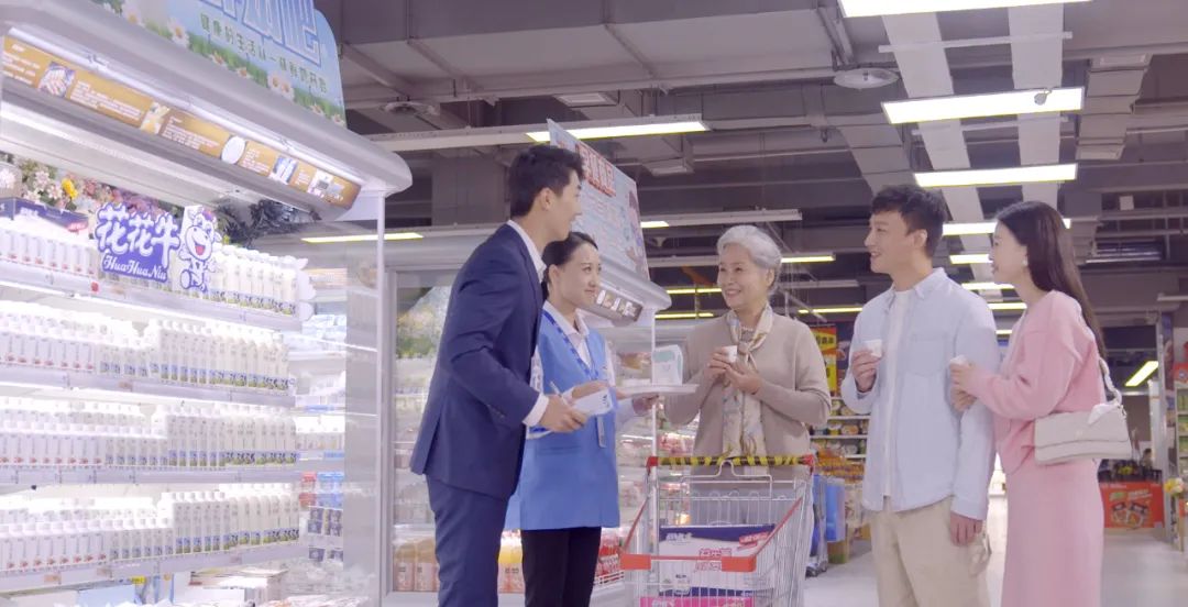 点赞！河南日报要闻02版——报道B体育在线平台（中国）官网乳业集团郑州分公司乳制品生产场景，彰显B体育在线平台（中国）官网乳业集团发展新活力