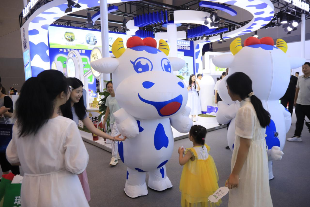 启航新征程 点亮新赛道丨B体育在线平台（中国）官网乳业集团参加第十四届中国奶业大会暨D20峰会，荣获“中国乳制品生产企业现代化等级5A级”评定殊荣