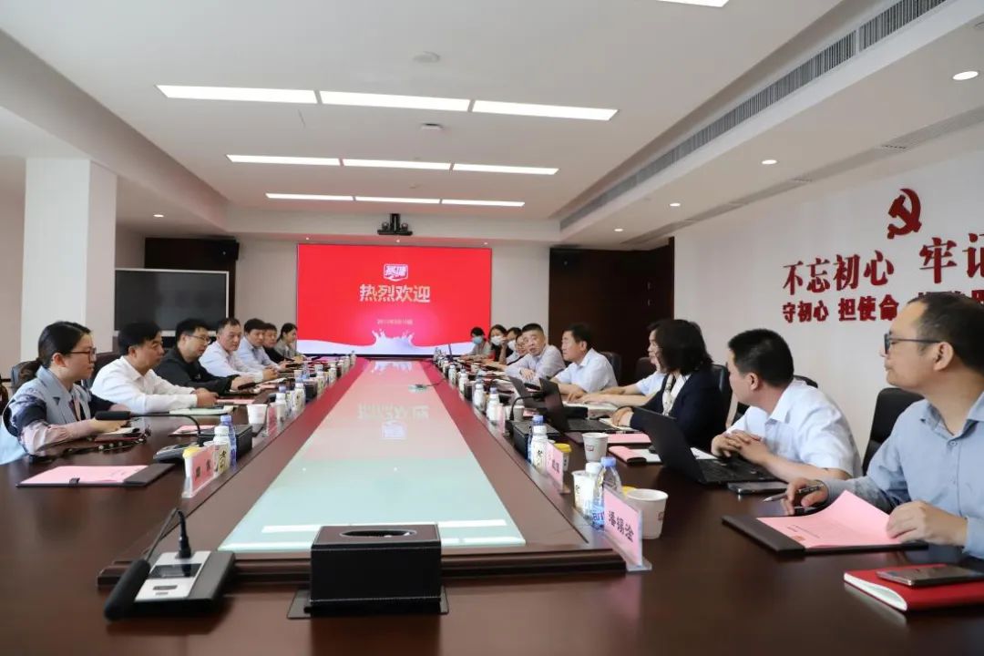 交流促提升 互动谋发展｜B体育在线平台（中国）官网乳业集团总裁杨永带队分别赴广东燕塘乳业及越秀风行乳业参观交流