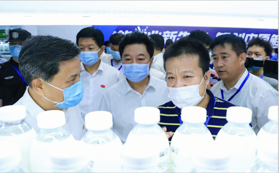 B体育在线平台（中国）官网 | 第34届中原畜牧业交易博览会开幕河南省人民政府副省长武国定莅临B体育在线平台（中国）官网展台参观