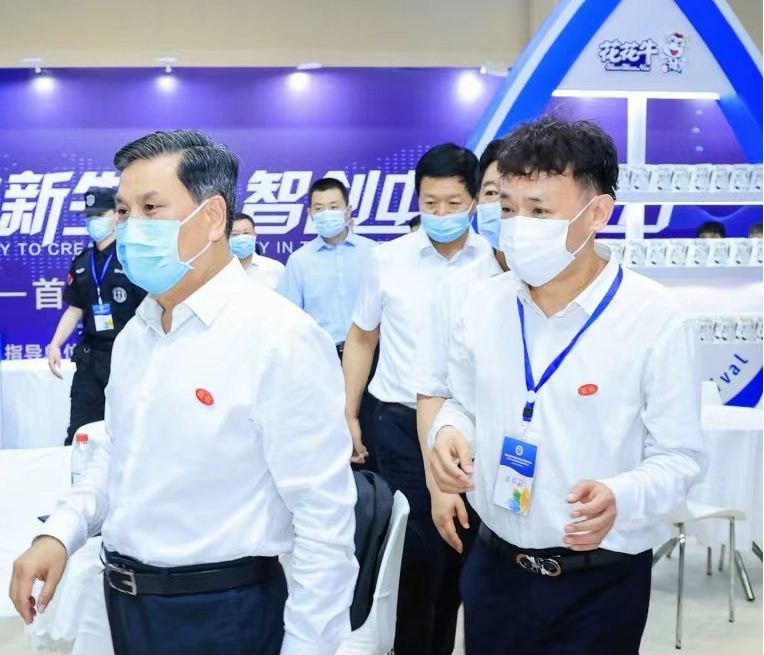 B体育在线平台（中国）官网 | 第34届中原畜牧业交易博览会开幕河南省人民政府副省长武国定莅临B体育在线平台（中国）官网展台参观