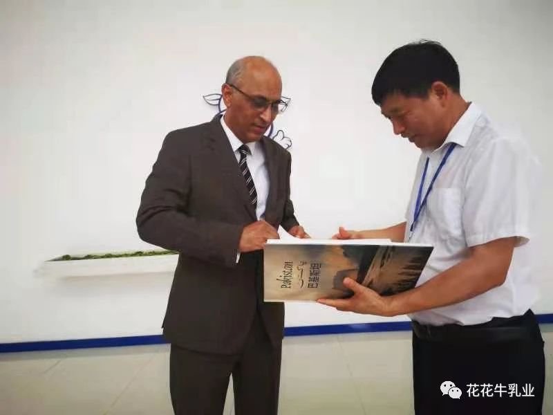 巴基斯坦驻华大使莫因·哈克 莅临B体育在线平台（中国）官网乳业集团参观访问