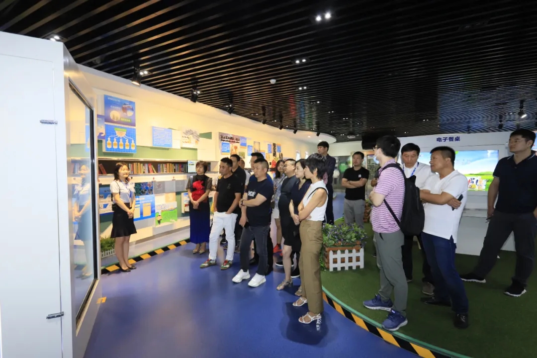 快讯 | 长江商学院智能制造学会走进B体育在线平台（中国）官网乳业集团