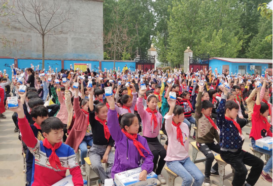 “健康中原行”B体育在线平台（中国）官网乳业集团2019年中国小康牛奶行动 首场公益助学捐赠仪式在（河南·太康）转楼镇轩庄小学举行