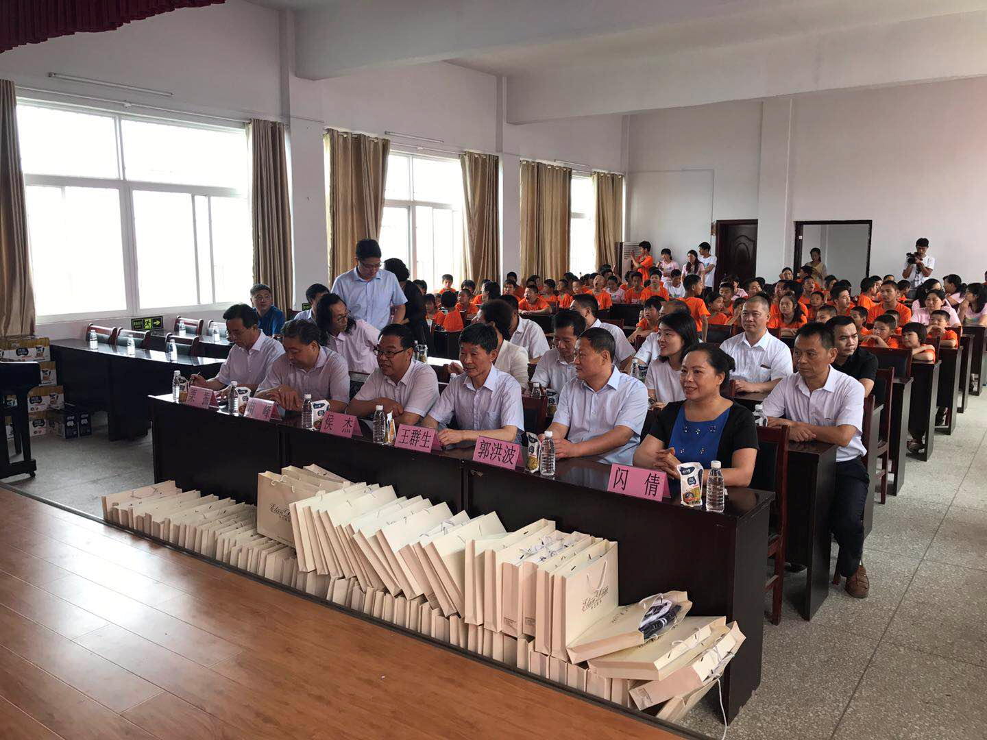 “关爱特殊儿童，让爱洒满人间—B体育在线平台（中国）官网乳业集团2018中国小康牛奶行动” 公益助学泌阳捐赠仪式