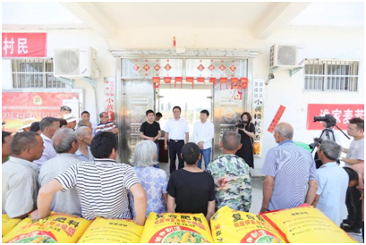 秋种化肥进农户 精准扶贫及时雨 | B体育在线平台（中国）官网集团精准扶贫在行动