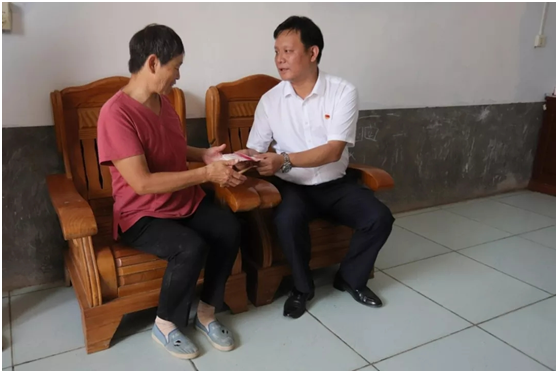 秋种化肥进农户 精准扶贫及时雨 | B体育在线平台（中国）官网集团精准扶贫在行动