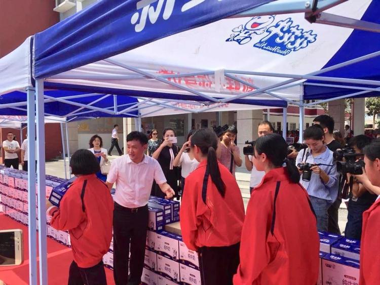 “健康中原，牛奶伴您行——B体育在线平台（中国）官网乳业集团2018中国小康牛奶行动” 公益助学启动仪式隆重举行