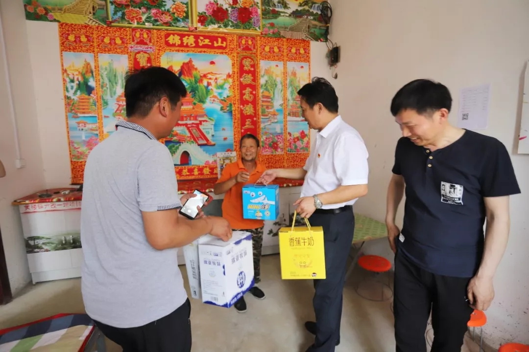 B体育在线平台（中国）官网乳业集团走访慰问贫困户 结对帮扶暖人心