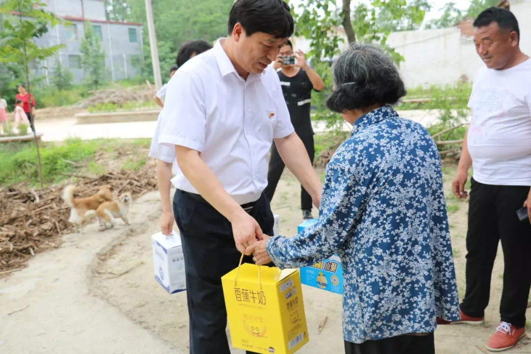 B体育在线平台（中国）官网乳业集团走访慰问贫困户 结对帮扶暖人心