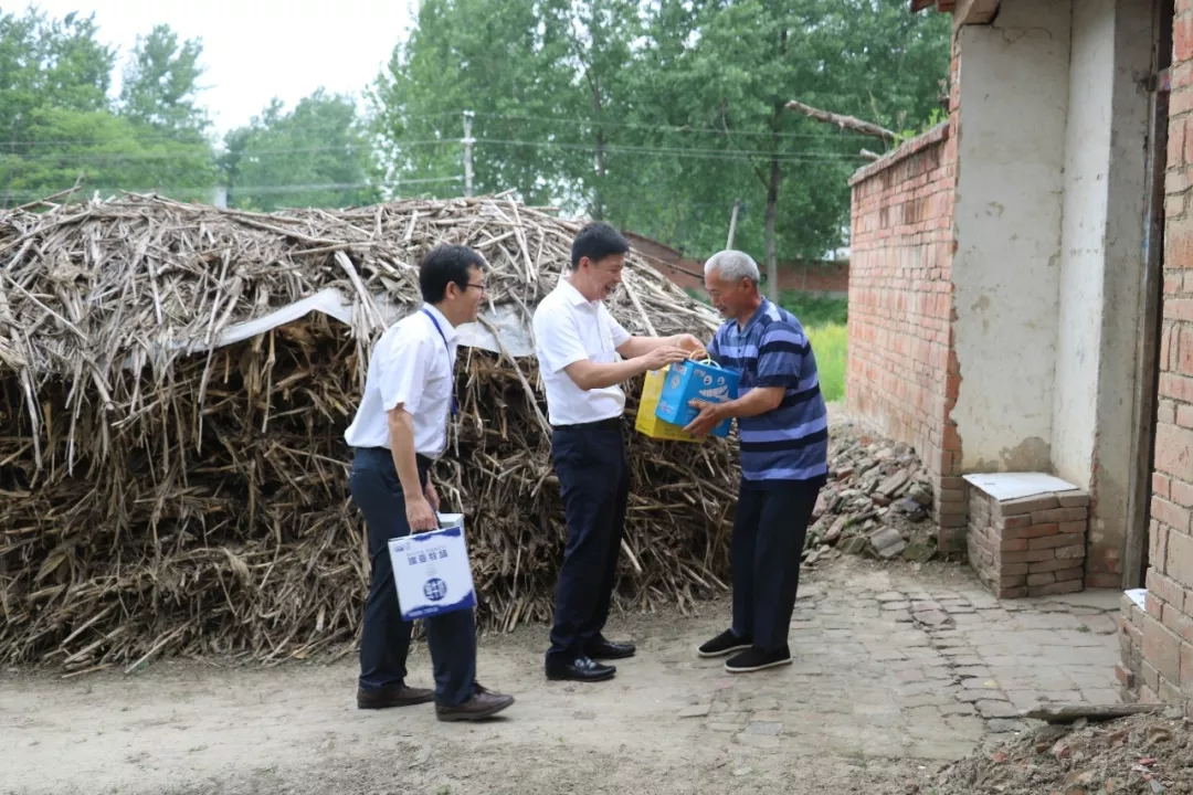 B体育在线平台（中国）官网乳业集团走访慰问贫困户 结对帮扶暖人心