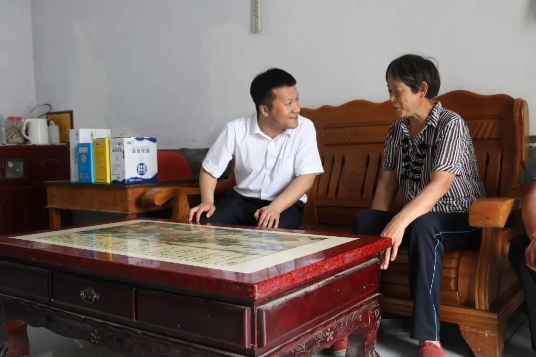 B体育在线平台（中国）官网乳业集团走访慰问贫困户 结对帮扶暖人心