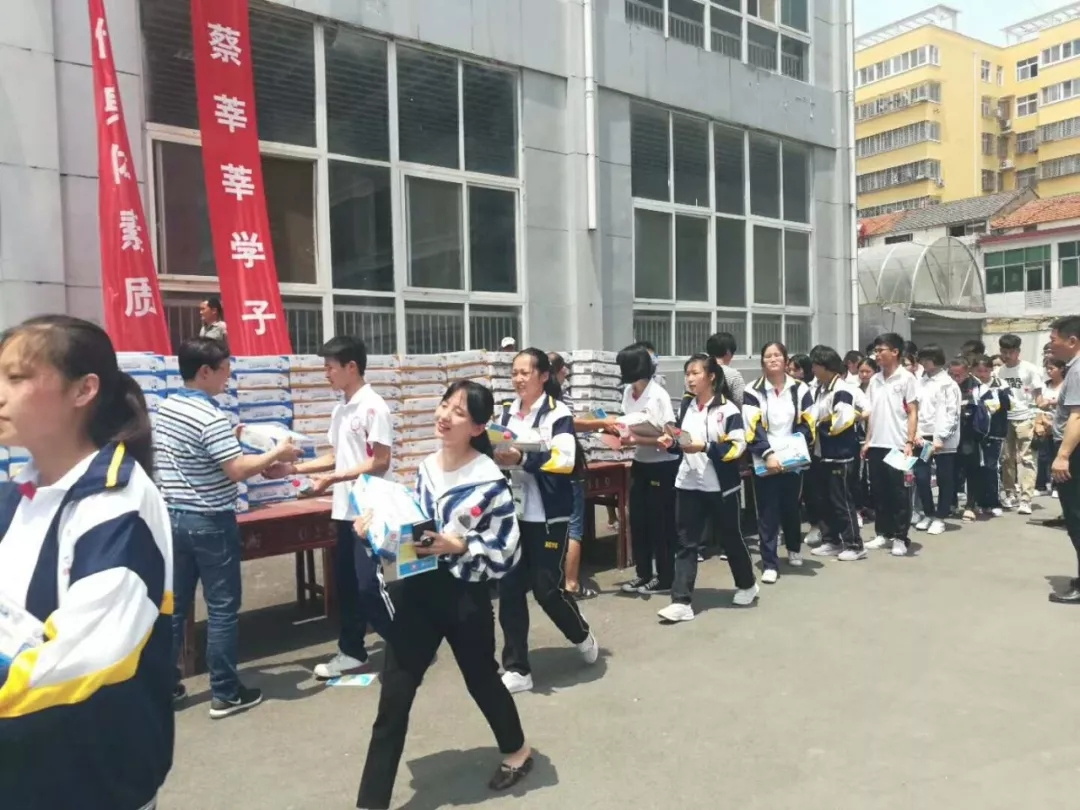 B体育在线平台（中国）官网|捐助教育100万元！做公益，我们是认真的！