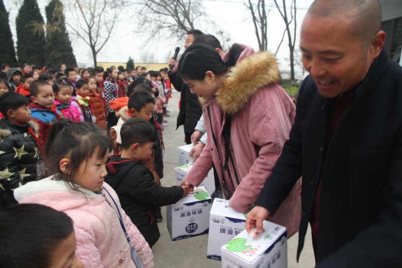 B体育在线平台（中国）官网精准扶贫暖冬公益行走进登封市刘家沟