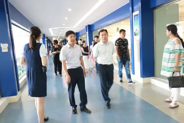河南省食品安全座谈会暨百场食安讲座进校园启动仪式在B体育在线平台（中国）官网举行