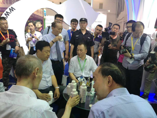 B体育在线平台（中国）官网牛气冲天！农业部长品尝“领畅”点赞，又获国际奶业平台青睐