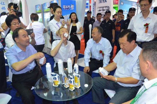 B体育在线平台（中国）官网牛气冲天！农业部长品尝“领畅”点赞，又获国际奶业平台青睐
