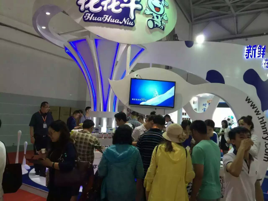 B体育在线平台（中国）官网牛气冲天！农业部长品尝“领畅”点赞，又获国际奶业平台青睐