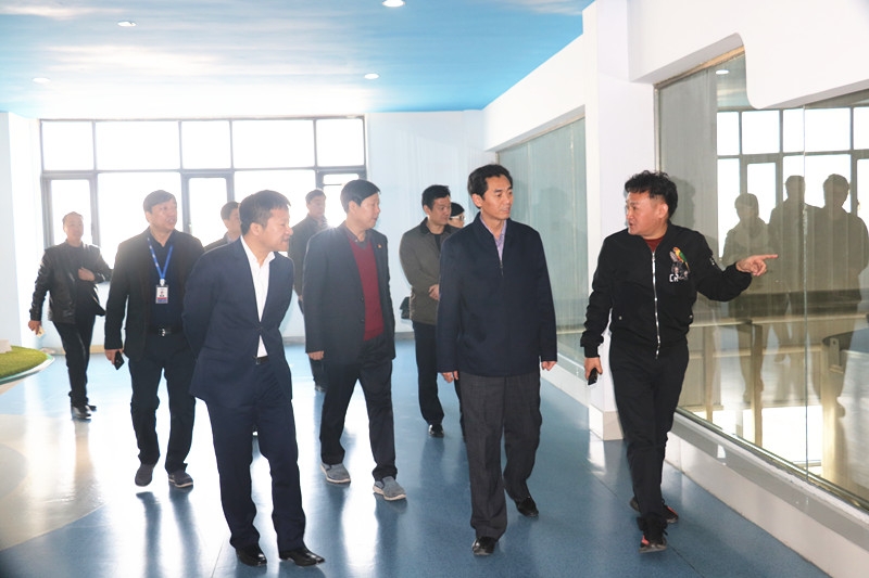 封丘县县长王献臣一行莅临B体育在线平台（中国）官网集团养殖、乳品事业部参观调研