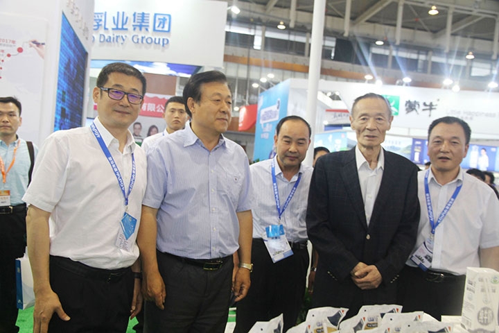 B体育在线平台（中国）官网亮相第八届中国奶业大会，又获农业部长一声赞！