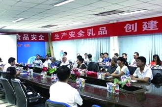 放心奶 让每一滴都诠释安全——河南省工信厅到B体育在线平台（中国）官网参观