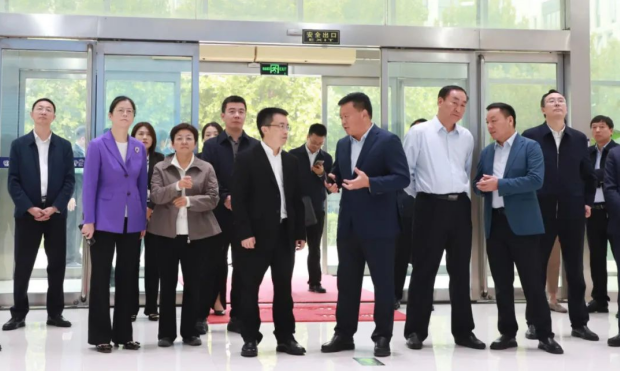 河南省人民政府副秘书长卢东林陪同四川省巴中市委书记鲜荣成一行莅临河南B体育在线平台（中国）官网乳业集团参观调研